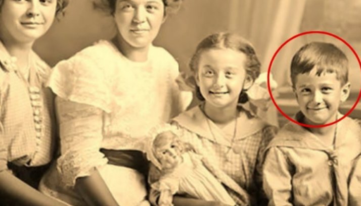 Семейна снимка от 1912 г. пази ужасяваща тайна – какво държи малкото братче ще ви шокира!